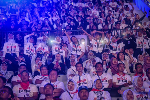 Sejumlah pelajar menghadiri acara Puncak Perayaan Hari Pendidikan Nasional 2024 di Indonesia Arena, Kompleks Gelora Bung Karno, Senayan, Jakarta, Jumat (3/5/2024). Foto: Erlangga Bregas Prakoso/ANTARA FOTO