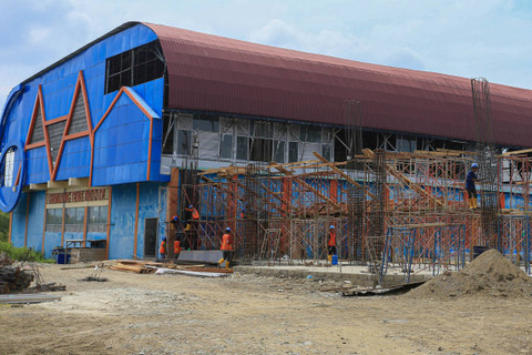 Pekerja menyelesaikan pembangunan arena (venue) cabang olahraga Tenis untuk perhelatan Pekan Olahraga Nasional (PON) XXI Aceh-Sumut di Banda Aceh, Aceh, Jumat (3/5/2024). Foto: Khalis Surry/ANTARA FOTO