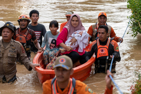 Tim SAR gabungan mengevakuasi warga terdampak banjir di Kecamatan Suli, Kabupaten Luwu, Sulawesi Selatan, Jumat (3/5/2024). Foto: Hariandi Hafid/ANTARA FOTO