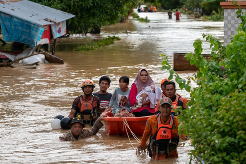Tim SAR gabungan mengevakuasi warga terdampak banjir di Kecamatan Suli, Kabupaten Luwu, Sulawesi Selatan, Jumat (3/5/2024). Foto: Hariandi Hafid/ANTARA FOTO