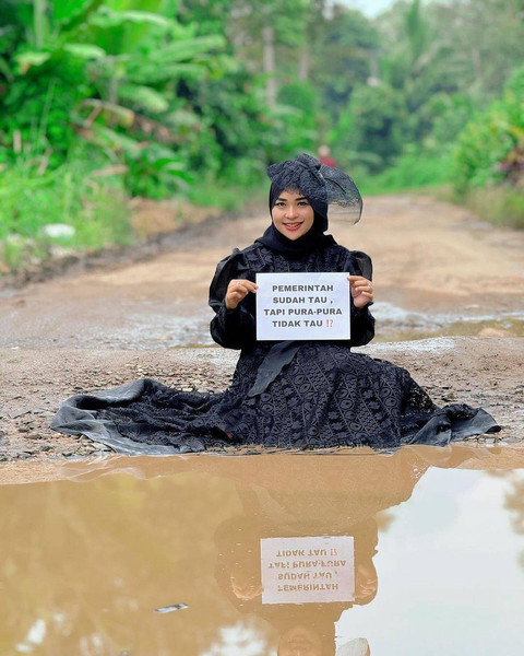 Aksi selebgram Lampung protes jalan rusak di Lampung Selatan | Foto: Instagram / @ummuhanii89