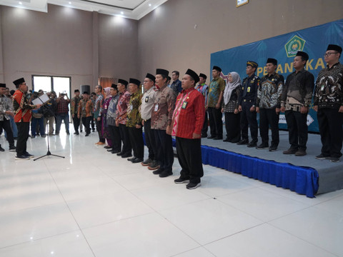 pengukuhan 23 PPIH (Petugas Penyelenggara Ibadah Haji) yang terdiri dari berbagai unsur stakeholder, Jumat (3/5), di Hall Musdalifah, Asrama Haji Embarkasi Surabaya. Foto: Humas Kemenag  Jatim