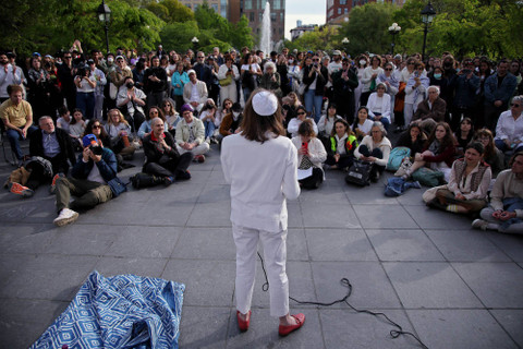 Orang-orang menghadiri "Emergency Solidarity Shabbat" untuk mendukung warga Palestina di Washington Square Park di New York City pada 3 Mei 2024. Foto: Leonardo Munoz / AFP