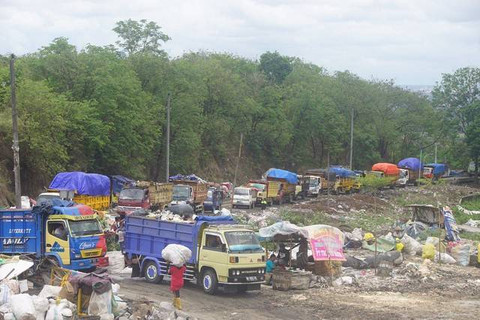 Antrean truk pengangkut sampah di TPA Regional Piyungan. Foto: Arif UT/Pandangan Jogja