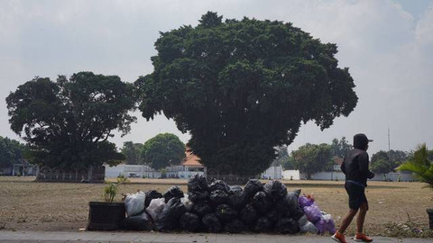 Salah satu tumpukan sampah di sisi Alun-Alun Selatan Yogya pada Selasa (25/7) siang. Foto: Arif UT/Pandangan Jogja