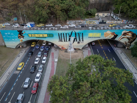 Iklan konser bintang pop AS Madonna menampilkan terowongan Leme di Rio de Janeiro, Brasil, pada 3 Mei 2024, menjelang konser besar gratis untuk menutup tur 'Celebration' miliknya. Foto: PABLO PORCIUNCULA / AFP