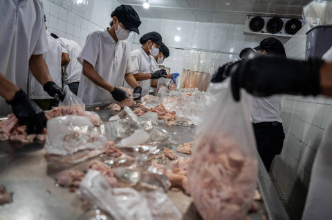 Sejumlah pekerja mengemas daging ayam potong di Rumah Potong Hewan Unggas (RPHU) Rawa Kepiting, Cakung, Jakarta, Sabtu (4/5/2024). Foto: Bayu Pratama S/ANTARA FOTO