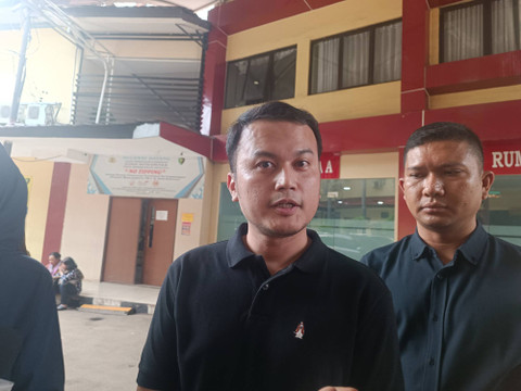 Tumbur Aritonang, kuasa hukum keluarga korban penganiayaan di STIP Jakarta, di RS Polri Kramat Jati, Sabtu (4/5).  Foto: Hedi/kumparan
