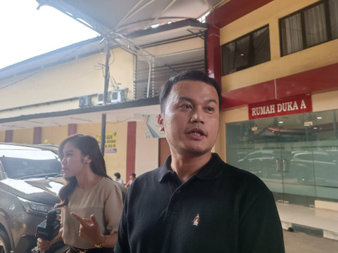 Tumbur Aritonang, kuasa hukum keluarga korban penganiayaan di STIP Jakarta, di RS Polri Kramat Jati, Sabtu (4/5).  Foto: Hedi/kumparan