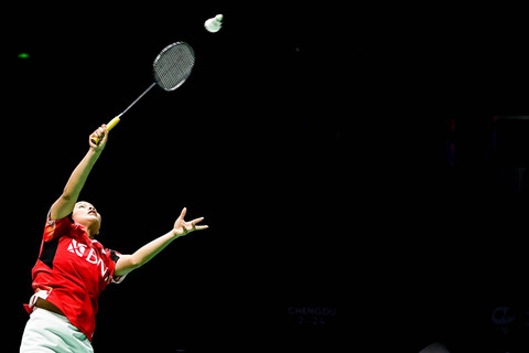 Pebulu tangkis tunggal putri Indonesia Komang Ayu Cahya Dewi mengembalikan kok ke arah lawan pebulu tangkis Korea Selatan Kim Min Sun dalam semifinal Piala Uber 2024 di Chengdu Hi Tech Zone Sports Center Gymnasium, Chengdu, China, Sabtu (4/5/2024).  Foto: Galih Pradipta/ANTARA FOTO