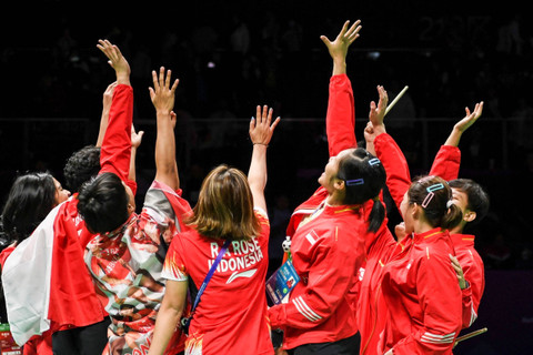 Tim bulu tangkis putri Indonesia merayakan kemenangan usai mengalahkan Korea Selatan dalam babak semifinal Piala Uber 2024 di Chengdu Hi Tech Zone Sports Center Gymnasium, Chengdu, China, Sabtu (4/5/2024).  Foto: Galih Pradipta/ANTARA FOTO