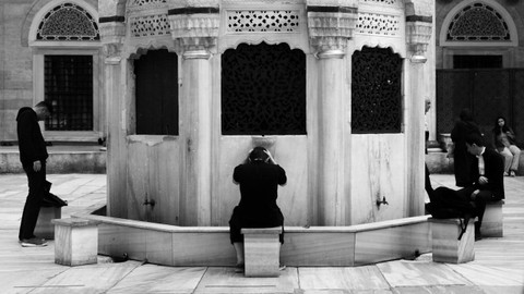 Sebelum sholat firman wudhu' terlebih dahulu, sewaktu wudhu ia tidak mengusap sebagian kepalanya, maka hukum wudhu' firman adalah. Foto hanya ilustrasi, bukan yang sebenarnya. Sumber: Pexel/Şemsi Belli