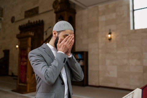 Sebelum sholat firman wudhu' terlebih dahulu, sewaktu wudhu ia tidak mengusap sebagian kepalanya, maka hukum wudhu' firman adalah. Foto hanya ilustrasi, bukan yang sebenarnya. Sumber: Pexel/Alena Darmel