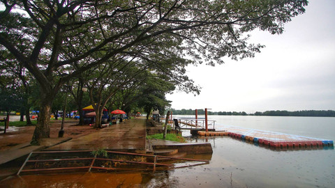 Danau Jakabaring Palembang yang menjadi salah satu fasilitas wisata bagi warga yang kondisinya memprihatinkan akibat terbengkalai, Sabtu (4/5) Foto: ary priyanto/urban id