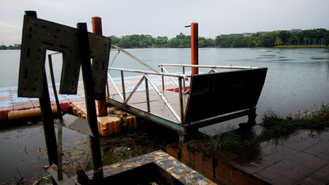Fasilitas wisata Danau Jakabaring Palembang yang kondisinya rusak akibat terbengkalai, Sabtu (4/5) Foto: ary priyanto/urban id