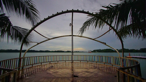 Fasilitas wisata Danau Jakabaring Palembang berupa pelataran dengan tenda yang rusak akibat terbengkalai, Sabtu (4/5) Foto: ary priyanto/urban id