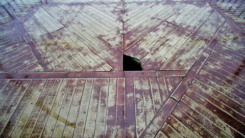 Lantai pelataran di area wisata Danau Jakabaring Palembang yang rusak dan memprihatinkan akibat terbengkalai, Sabtu (4/5) Foto: ary priyanto/urban id