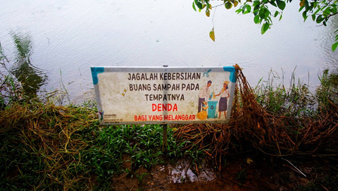 Plang peringatan kebersihan yang lusuh di kawasan wisata Danau Jakabaring Palembang yang terbengekalai, Sabtu (4/5) Foto: ary priyanto/urban id