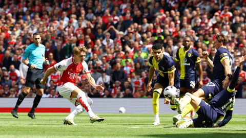 Pemain Arsenal Martin Odegaard menembak ke gawang di Emirates Stadium, London, Inggris, Sabtu (4/5/2024). Foto: Action Images via Reuters/Paul Childs