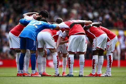 Para pemain Arsenal berkumpul sebelum pertandingan di Emirates Stadium, London, Inggris, Sabtu (4/5/2024). Foto: Dylan Martinez/REUTERS