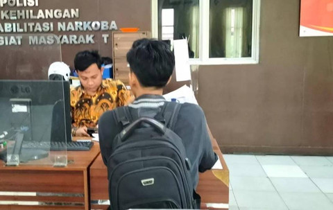 Pemuda berinisial RF saat membuat laporan ke polisi. (ist)
