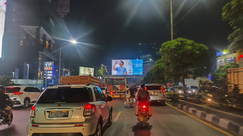 Suasana Jalan Ahmad Yani arah Pekayon, Bekasi, Sabtu (4/5/2024) malam. Foto: Jonathan Devin/kumparan