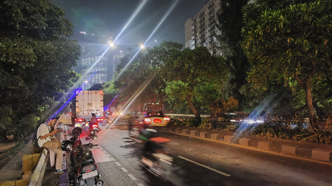 Suasana Jalan Ahmad Yani arah Pekayon, Bekasi, Sabtu (4/5/2024) malam. Foto: Jonathan Devin/kumparan