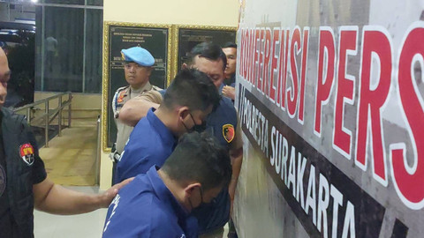 Polresta Surakarta menangkap dua orang pelaku oknum suporter Persis Solo dalam kasus perundungan terhadap suporter viking pendukung Persib Bandung, Sabtu (4/5/2024). Foto: kumparan