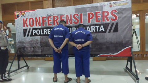 Polresta Surakarta menangkap dua orang pelaku oknum suporter Persis Solo dalam kasus perundungan terhadap suporter viking pendukung Persib Bandung, Sabtu (4/5/2024). Foto: kumparan