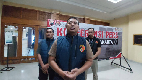 Polresta Surakarta menangkap dua orang pelaku oknum suporter Persis Solo dalam kasus perundungan terhadap suporter viking pendukung Persib Bandung, Sabtu (4/5/2024). Foto: kumparan