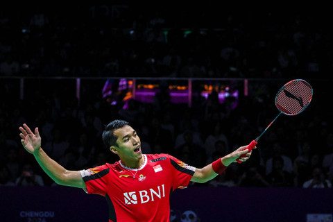 Pebulu tangkis tunggal putra Indonesia Jonatan Christie melakukan selebrasi usai menang melawan pebulu tangkis Taiwan Wang Tzu Wei dalam semifinal Piala Thomas 2024 di Chengdu Hi Tech Zone Sports Center Gymnasium, Chengdu, China, Sabtu (4/5/2024). Foto: Galih Pradipta/ANTARA FOTO