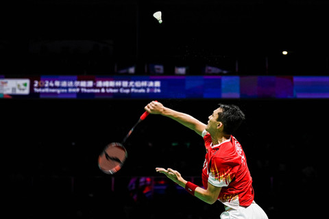 Pebulu tangkis tunggal putra Indonesia Jonatan Christie saat melawan pebulu tangkis Taiwan Wang Tzu Wei dalam semifinal Piala Thomas 2024 di Chengdu Hi Tech Zone Sports Center Gymnasium, Chengdu, China, Sabtu (4/5/2024). Foto: Galih Pradipta/ANTARA FOTO