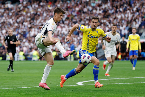 Pemain Real Madrid Arda Guler beraksi bersama pemain Cadiz Javi Hernandez di Santiago Bernabeu, Madrid, Spanyol, Sabtu (4/5/2024). Foto: Juan Medina/REUTERS