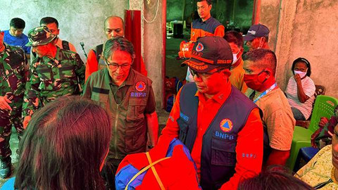 Kepala BNPB, Letjen TNI Suharyanto, didampingi Penjabat Bupati Sitaro, Joi Eltiano B Oroh, bertemu dengan para pengungsi akibat dampak erupsi Gunung Ruang.