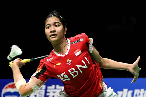 Pebulu tangkis tunggal putri Indonesia Ester Nurumi Tri Wardoyo saat melawan pebulu tangkis Korea Selatan Kim Ga Ram dalam semifinal Piala Uber 2024 di Chengdu Hi Tech Zone Sports Center Gymnasium, Chengdu, China, Sabtu (4/5/2024). Foto: Galih Pradipta/ANTARA FOTO