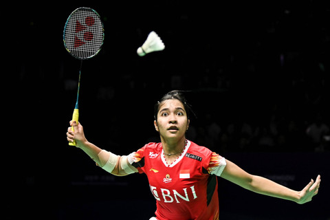 Pebulu tangkis tunggal putri Indonesia Ester Nurumi Tri Wardoyo saat melawan pebulu tangkis Korea Selatan Kim Ga Ram dalam semifinal Piala Uber 2024 di Chengdu Hi Tech Zone Sports Center Gymnasium, Chengdu, China, Sabtu (4/5/2024). Foto: Galih Pradipta/ANTARA FOTO