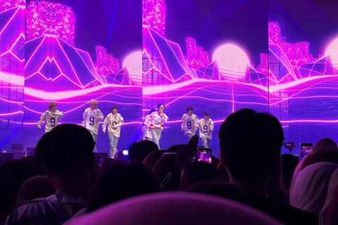 Penampilan Xiumin EXO saat tampil di acara Saranghaeyo Indonesia 2024 yang digelar di Beach City International Stadium (BCIS) Ancol, Sabtu (4/5/2024). Foto: Ela Nurlaela/kumparan