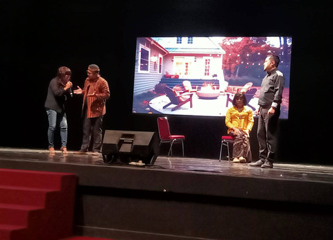 Pentas teater dalam Malam Renungan AIDS Nusantara di Gedung Cak Durasim, Surabaya, Sabtu (4/5) malam. Foto: Masruroh/Basra