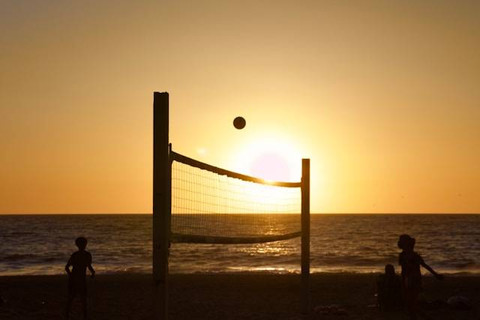 Teknik Servis dalam Permainan Bola Voli Dimana Jalannya Bola Seperti Tidak Ada Putaran Atau Mengapung Disebut Juga Teknik Floating Serves. Foto Hanya Ilustrasi. Sumber Foto: Unsplash.com/Nick Wojtas