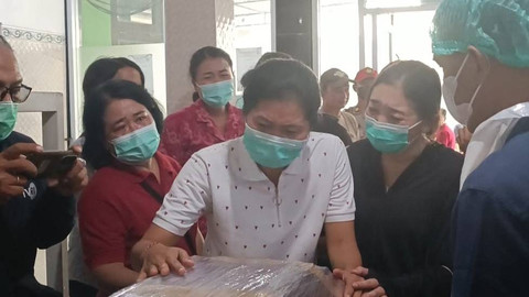 Jenazah taruna STIP yang tewas dianiaya senior saat tiba di RSUD Klungkung, Bali, Minggu (5/5/2024). Foto: Denita BR Matondang/kumparan