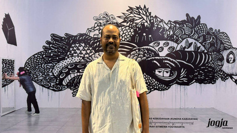 Saurabh, seorang pria berkewarganegaraan India yang datang ke Jogja Art+Book Fest untuk berburu komik. Foto: Arif UT/Pandangan Jogja