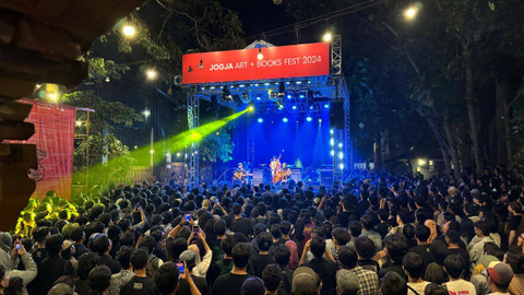 Pembukaan Jogja Art+Book Fest 2024 yang dimeriahkan oleh Silampukau. Foto: Arif UT/Pandangan Jogja