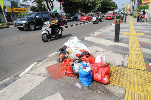 Tumpukan plastik sampah di trotoar Jalan Margonda Raya, Depok, Minggu (5/5/2024). Foto: Iqbal Firdaus/kumparan