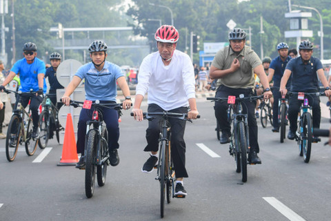 Presiden Joko Widodo bersepeda saat car free day (CFD) di Jalan MH Thamrin, Jakarta, Minggu (5/5/2024). Foto: Biro Pers Sekretariat Presiden