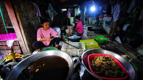 Aktivitas warga yang sedang menggoreng pempek di kampung pembuatan pempek Tanggo Rajo Palembang, Minggu (5/5) Foto: ary priyanto/urban id