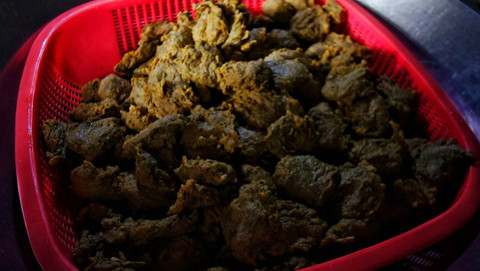 Pempek kulit salah satu kudapan khas yang dibuat di kampung Tanggo Rajo Palembang, Minggu (5/5) Foto: ary priyanto/urban id