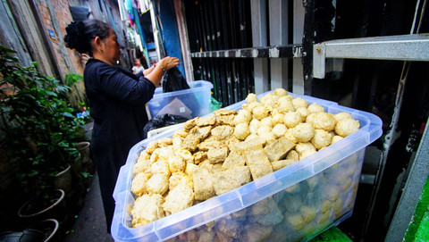Seoeang warga yang memesan pempek di kampung Tanggo Rajo Palembang, Minggu (5/5) Foto: ary priyanto/urban id