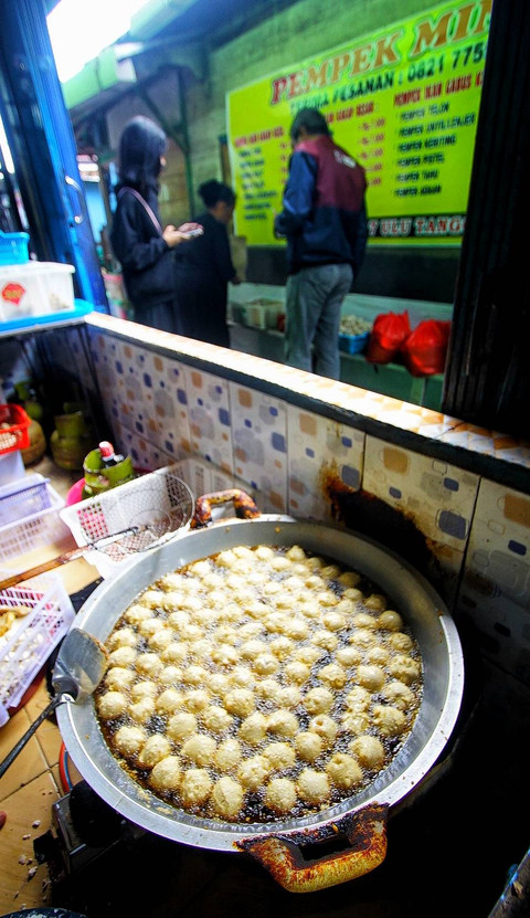 Proses pembuatan pempek di kampung Tanggo Rajo yang menggunakan kuali besar, Minggu (5/5) Foto: ary priyanto/urban id