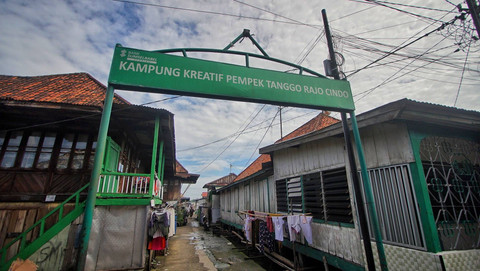 Plang yang terpajang di depan saat masuk ke kampung pembuatan pempek di Tanggo Rajo, Seberang Ulu 1, Palembang, Minggu (5/5) Foto: ary priyanto/urban id