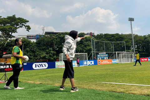 Pelatih SD Mojo III, Nurliah. Foto: Aji Nugrahanto/kumparan